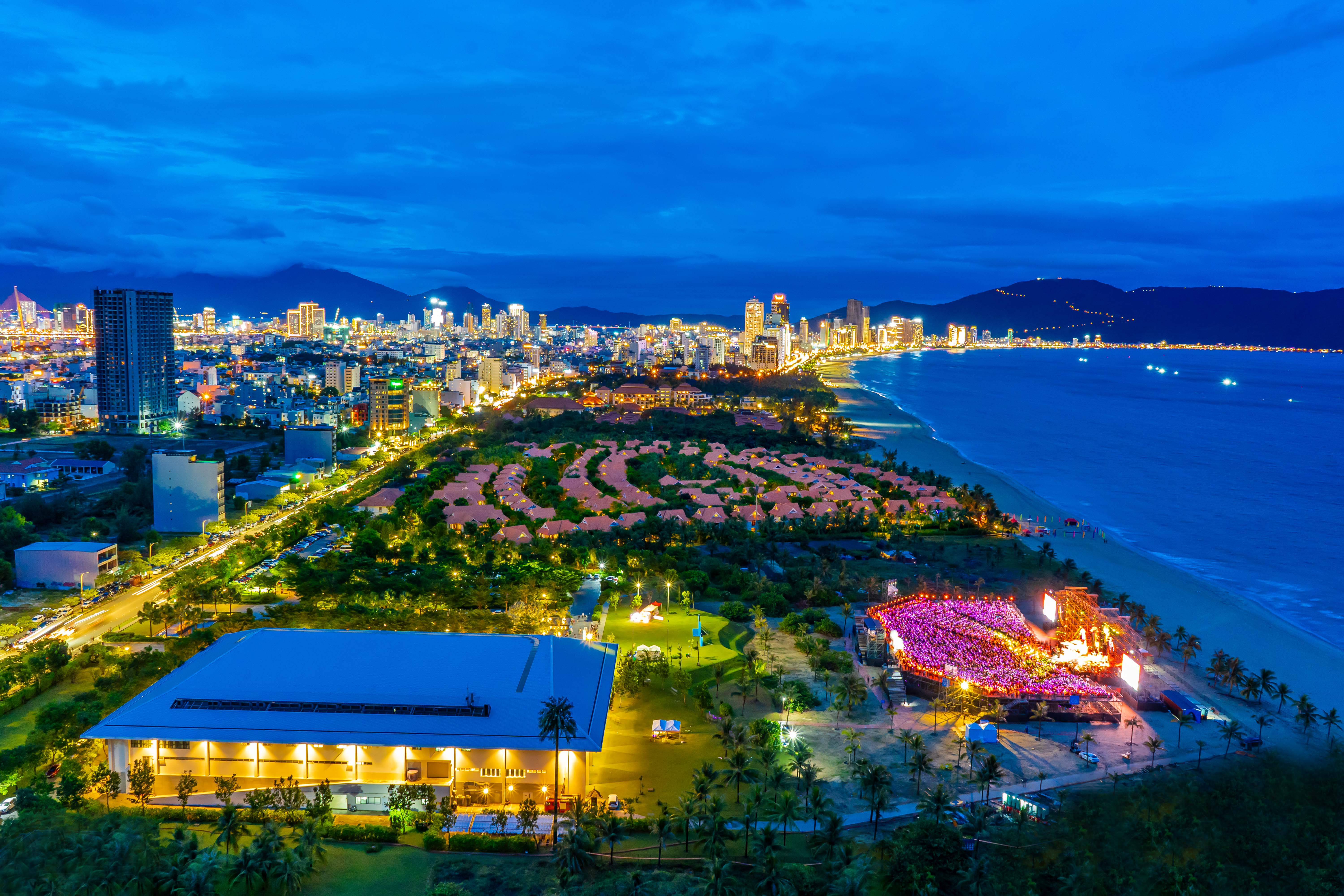 Sự kiện được tổ chức trong không gian ngoài trời “Vườn biển” (Ariyana Beach Garden) hơn 20,000m2 của Cung hội nghị Quốc tế Ariyana Đà Nẵng